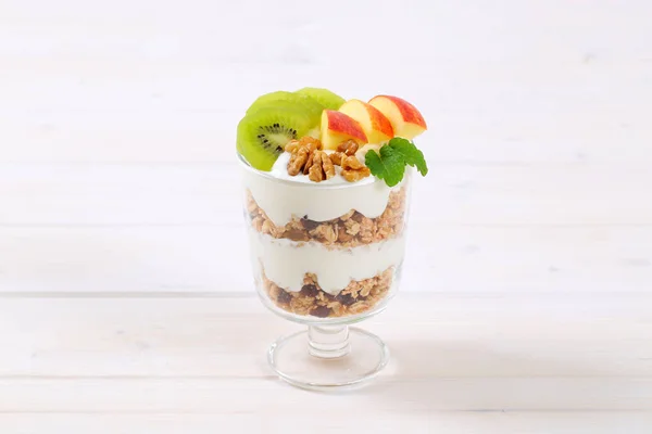 Muesli with yogurt and fresh fruit — Stock Photo, Image