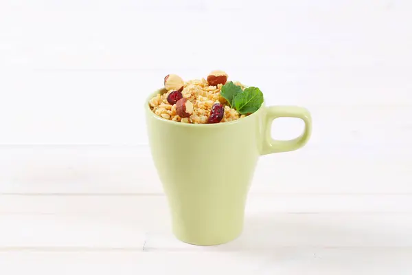 Granola med hasselnötter och tranbär — Stockfoto