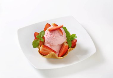 dondurma ve waffle sepet içinde çilek