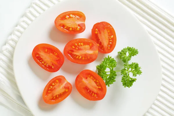 Tomates prunes coupées en deux — Photo