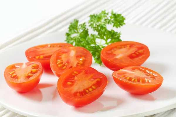 Tomates prunes coupées en deux — Photo
