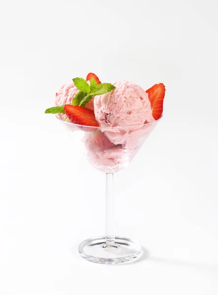 Strawberry ice cream sundae — Stock Photo, Image