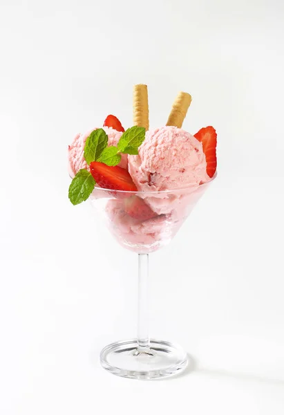 Jahodový Zmrzlinový pohár — Stock fotografie