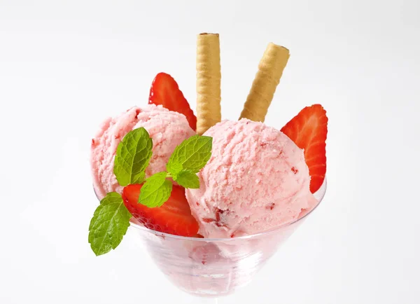 Strawberry ice cream sundae — Stock Photo, Image