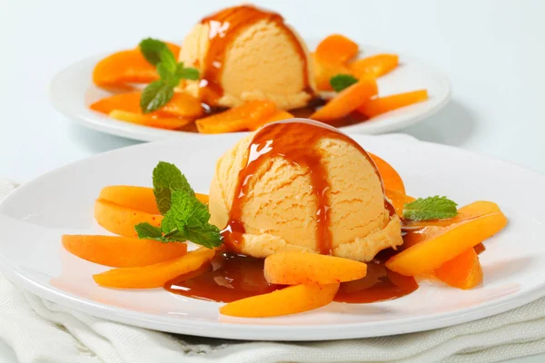 Десерт из абрикосового мороженого — стоковое фото