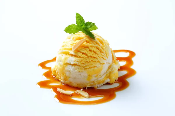 Ice cream with caramel sauce — Stock Photo, Image