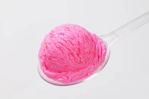 Scoop di gelato rosa su cucchiaio — Foto Stock