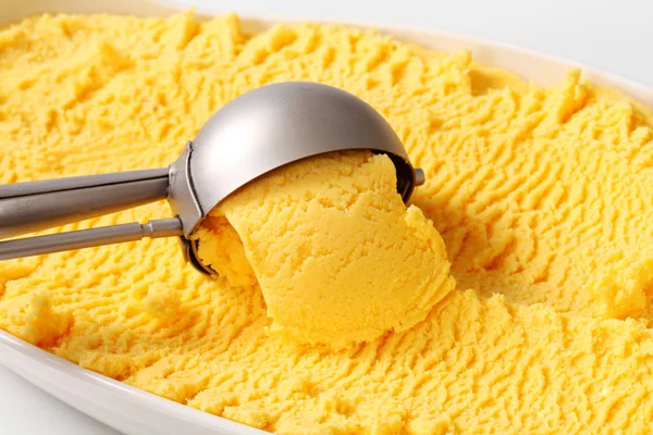 Желтое мороженое — стоковое фото
