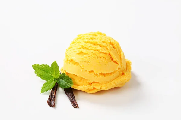 Cucharada de helado amarillo Fotos de stock libres de derechos