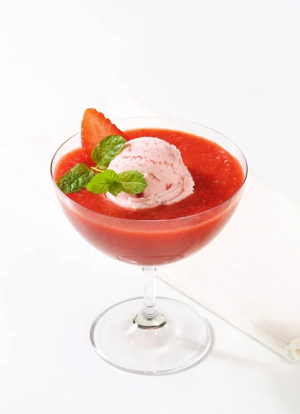 Ice cream with strawberry puree — Stock Photo, Image