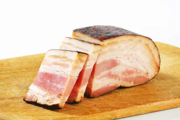 Desky uzenou slaninou a plátky — Stock fotografie