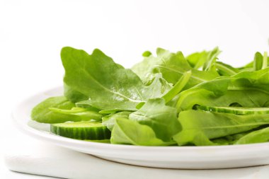 Roket ve salatalık salatası