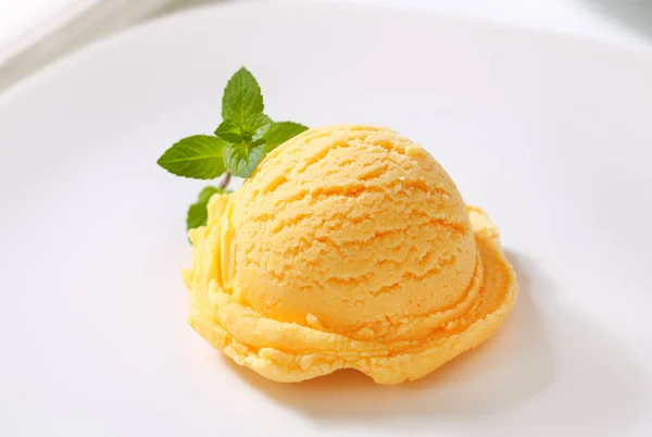 Апельсиновое мороженое — стоковое фото