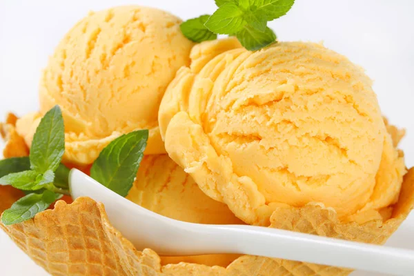 Orange lody w koszu wafel — Zdjęcie stockowe