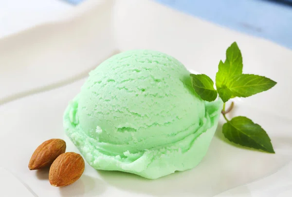 Cucharada de helado verde — Foto de Stock