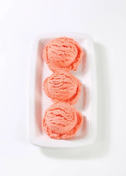 Scoops es krim merah muda — Stok Foto