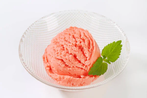 Kugel rosa Eis in Schüssel — Stockfoto