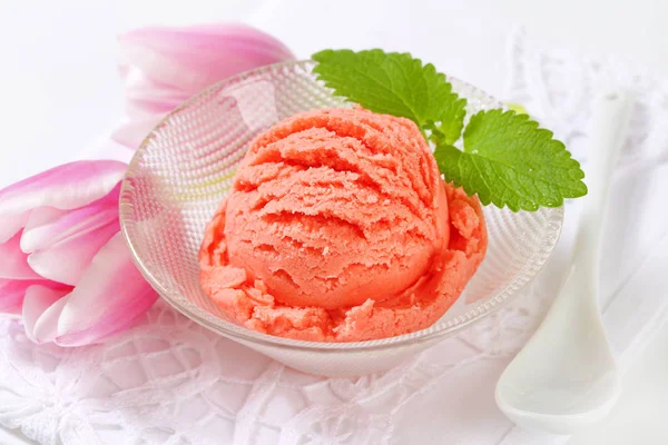 Colher de sorvete rosa na tigela — Fotografia de Stock