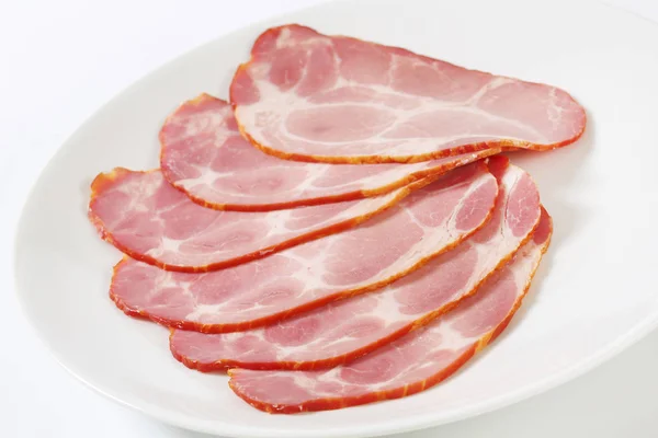 Dünne Scheiben geräucherter Schweinehals — Stockfoto