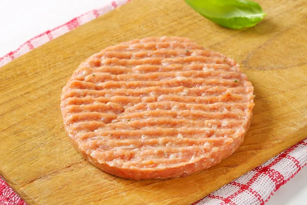 Rå köttfärs patty — Stockfoto