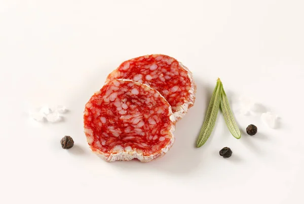 Rebanadas de salami curado en seco francés con especias — Foto de Stock