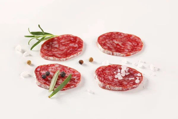 Scheiben trockene französische Salami mit Gewürzen — Stockfoto