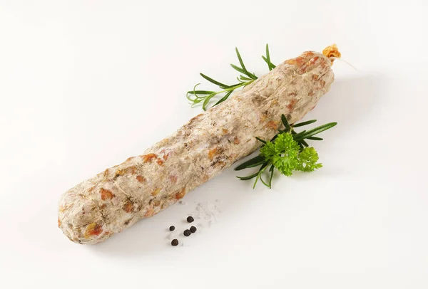 Salsicha curada a seco francesa com especiarias — Fotografia de Stock