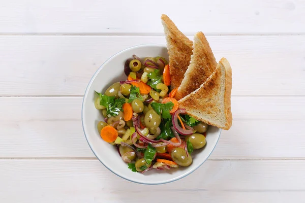 Groente salade met gepekelde olijven en toast — Stockfoto