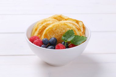 Ahududu ve yaban mersini ile Amerikan krep