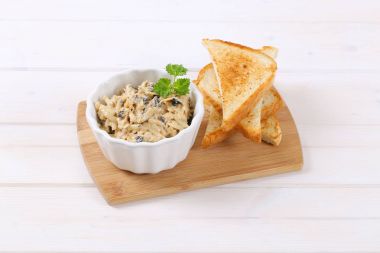 rendelenmiş peynir ve zeytin ekmek yaymak