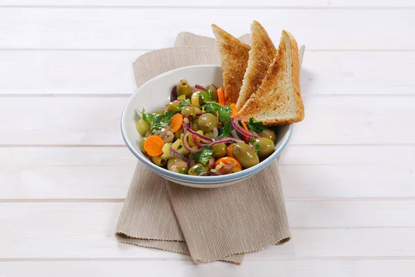 Ensalada de verduras con aceitunas en escabeche y tostadas — Foto de Stock