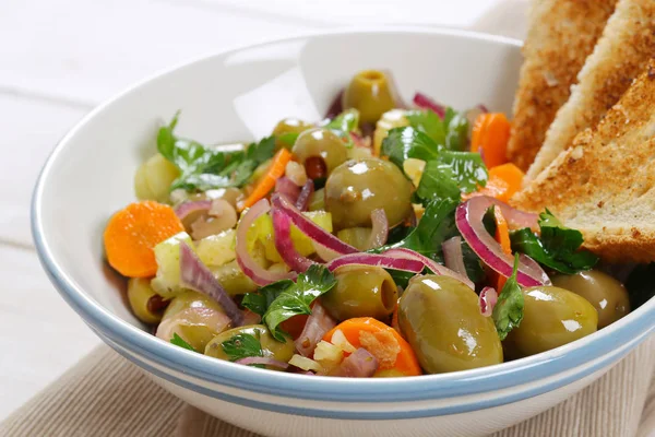 Groente salade met gepekelde olijven en toast — Stockfoto
