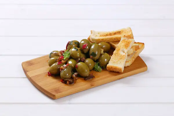 Gemarineerde groene olijven met toast — Stockfoto