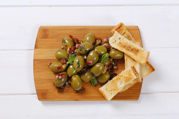 Nakládané zelené olivy s topinkou — Stock fotografie