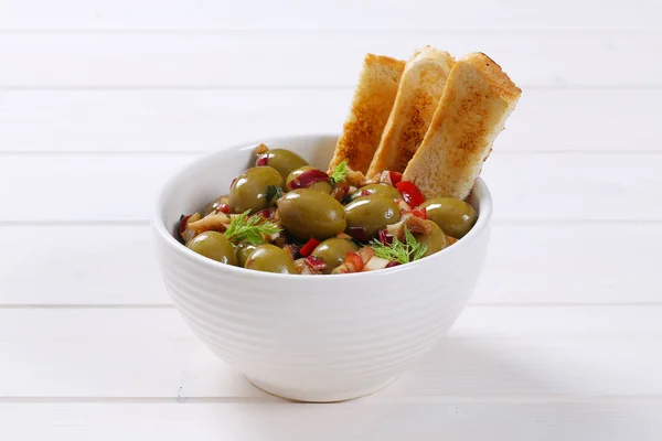 Gemarineerde groene olijven met toast — Stockfoto