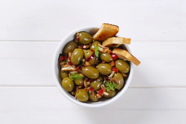 Gemarineerde groene olijven met toast — Stockfoto