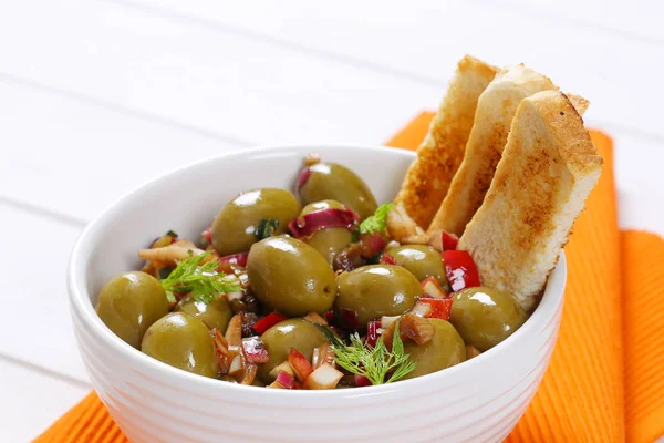 Aceitunas verdes marinadas con tostadas — Foto de Stock