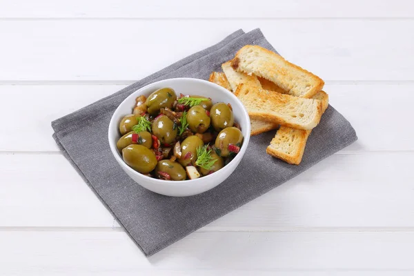 Gemarineerde groene olijven met toast — Stockfoto