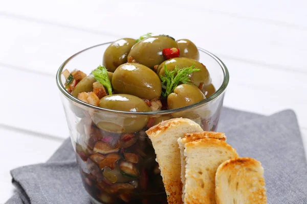 Olives vertes marinées avec pain grillé — Photo