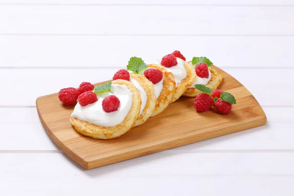 American pancakes with yogurt and raspberries — Stock Photo, Image