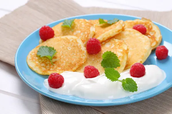 American pancakes with yogurt and raspberries — Stock Photo, Image