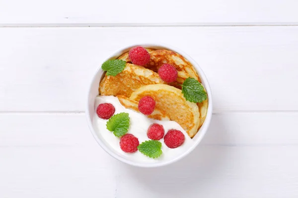 Crêpes américaines au yaourt et framboises — Photo