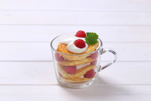 American pancakes with yogurt and raspberries — Stock Photo, Image