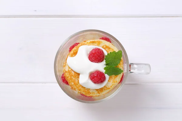 American pancakes with yogurt and raspberries — Stock Photo, Image