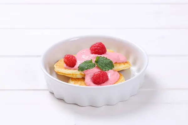 American pancakes with yogurt and raspberries — Stock Photo, Image