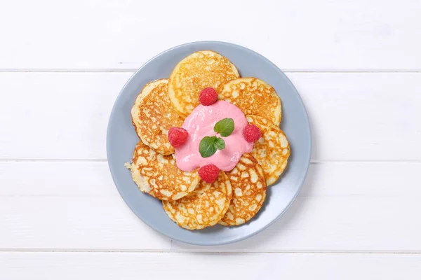 Amerikanische Pfannkuchen mit Joghurt und Himbeeren — Stockfoto