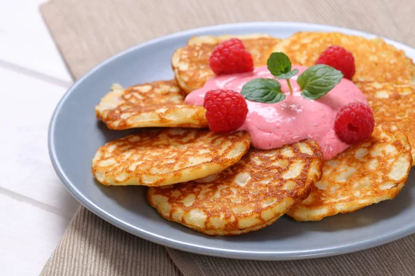 American pancakes with yogurt and raspberries — Stock Photo, Image