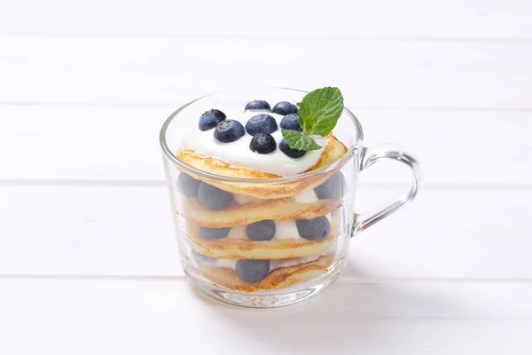 American pancakes with yogurt and blueberries — Stock Photo, Image