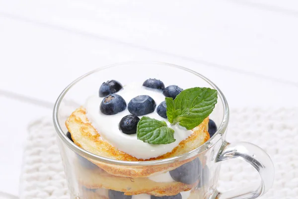 American pancakes with yogurt and blueberries — Stock Photo, Image