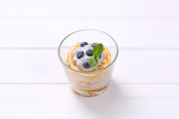 Американские блинчики с йогуртом и черникой — стоковое фото